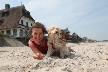 Heiligenhafen  Deutschland  eine Frau mit ihrem Hund am Strand