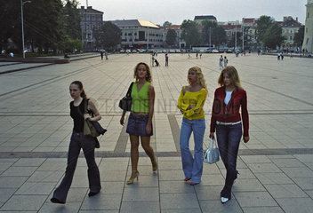 Junge Frauen am Kathedralenplatz in Vilnius  Litauen