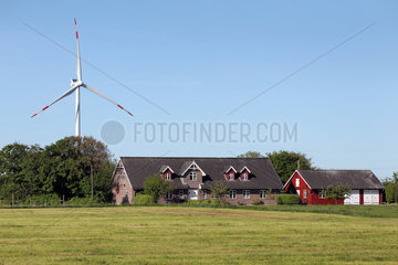 Klanxbuell  Deutschland  Windkraftanlage hinter einem Wohnhaus