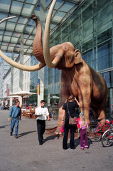 Skulptur eines Mammuts am Haupteingang zum Ostbahnhof in Berlin