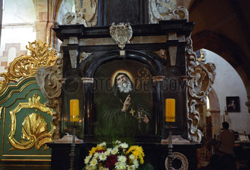 Ein kleiner Altar mit einem Heiligenbild  Polen