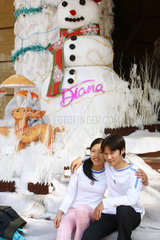 Ein Liebespaar sitzt unter einem Schneemann in Hanoi