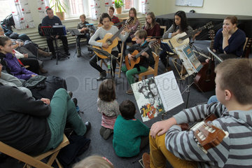 Flensburg  Deutschland  Musikschule Flensburg  Vorfuehrung von Gitarrenschuelern