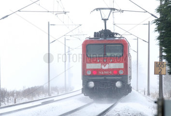 Oeversee  Deutschland  Regionalbahn im Winter aus der Richtung Flensburg