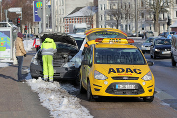 Flensburg  Deutschland  ein gelber Engel des ADAC hilft im Winter einer Autofahrerin mit einer Panne