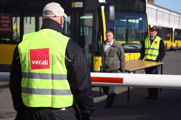 Berlin  Deutschland  streikende BVG-Angestellte in den ver.di Westen