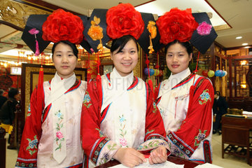 Shanghai  Frauen in Landestracht in einem Restaurant