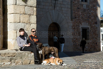 Caceres  Spanien  ein paar mit seinen Hunden