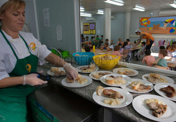 Barcelona  Spanien  Essensausgabe in einer Grundschule