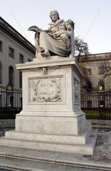 Berlin  Skulptur des Wilhelm von Humboldt vor der Humboldt-Universitaet