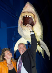 Peter Harry Carstensen mit Weissem Hai im Meereszentrum auf Fehmarn