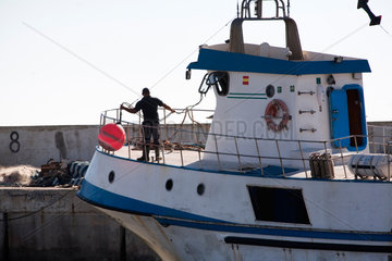 Sanlucar de Barrameda  Spanien  ein Fischerboot legt am Bonanza Hafen an