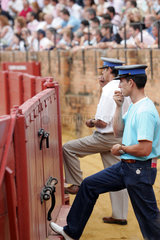 Sevilla  Spanien  Beamte ueberwachen die Stierkaempfe in der Real Maestranza Arena