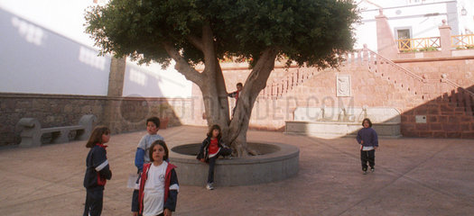 Tejeda  Gran Canaria  Spanien  Kinder auf einem Dorfplatz