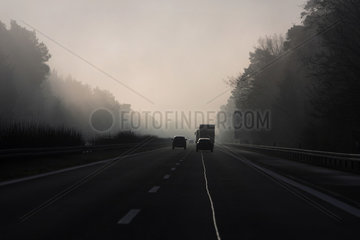 Calau  Deutschland  Sichtbehinderung durch Nebel auf der Autobahn