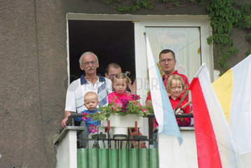 Familie auf Balkon  Fronleichnamsfest in Poznan  Polen