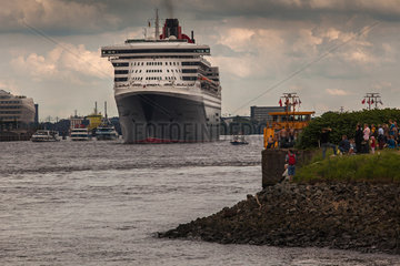 Queen Mary 2 - Hamburg Harbour