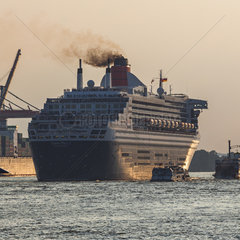 Queen Mary 2 - Hamburg Harbour