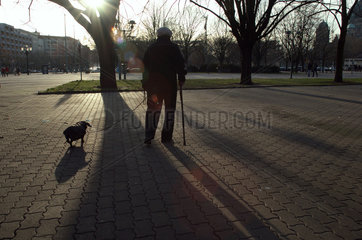 Berlin  Deutschland  Rentnerin mit ihrem Hund