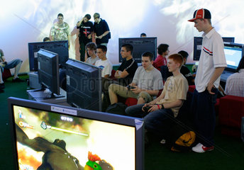 Leipzig  GC Games Convention 2005  Jugendliche spielen auf der XBOX