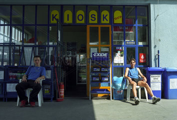 Zwei Jungen bei einer Tankstelle  Slowakei