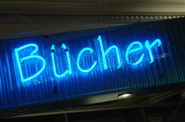 Symbolfoto  Leuchtreklame Buecher