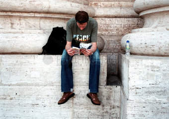 Rom  ein Mann liest im Reisefuehrer