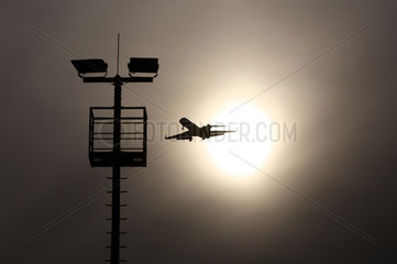 Berlin  Deutschland  Passagierflugzeug kurz nach dem Start vor der Sonne
