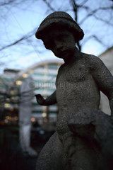 Berlin  eine Skulptur eines Jungen