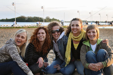 Skorzecin  Polen  Studentinnen an einem See