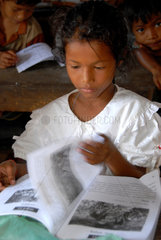 Phum Chikha  Kambodscha  kambodschanisch  ein Schulmaedchen in einer Schule