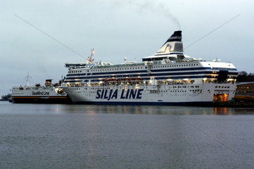 Eine Ostseefaehre im Hafen von Helsinki