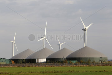 Niebuell  Deutschland  Windraeder hinter einer Biogasanlage