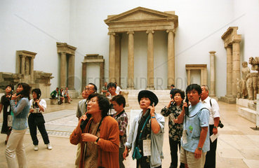Japanische Touristen im Pergamon-Museum  Berlin