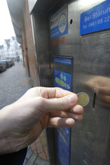 Handewitt  Deutschland  ein Autofahrer steckt eine 2-Euro-Muenze in einen Parkautomaten