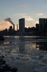 Der New Yorker East River im winterlichem Abendlicht