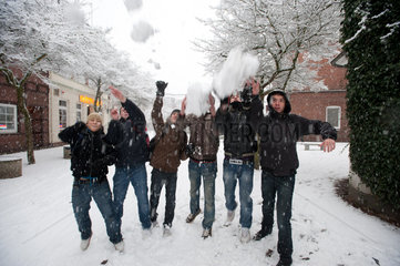 Itzehoe  Deutschland  Jungs amuesieren sich im Schnee in Itzehoe