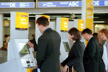Check-In-Automat der Lufthansa beim Flughafen Frankfurt/Main