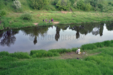 Angler an einem Seitenarm der Warthe in Poznan  Polen