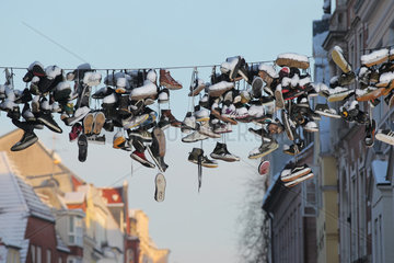 Flensburg  Deutschland  die haengenden Schuhe in der Norderstrasse