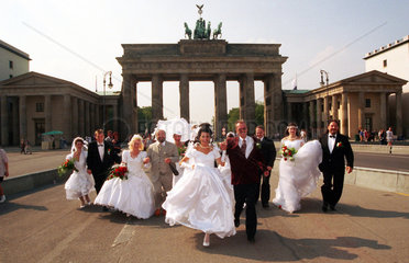 Brautpaare vor dem Brandenburger Tor  Berlin