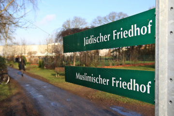 Flensburg  Deutschland  Schild zum juedischen und zum muslimischen Friedhof