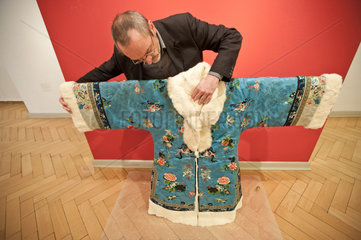 SchlossGottorf  Kleidung aus China fuer eine Ausstellung