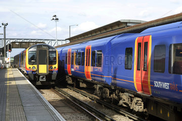 London  ein Zug der South West Trains verlaesst einen Bahnhof