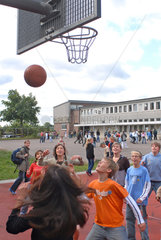 Flensburg  Deutschland  Schueler spielen auf dem Schulhof