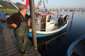 Flensburg  Deutschland  Nebenerwerbsfischer nach getaner Arbeit am Steg in Fahrensodde