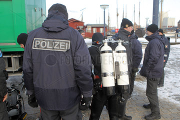 Flensburg  Deutschland  Taucher der Polizeibereitschaft Eutin beim Tauchgang im Flensburger Hafen