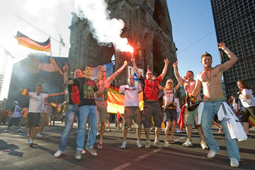 Berlin  Deutschland  Fussballfans mit Bengalischer Fackel jubeln nach dem Achtelfinalsieg