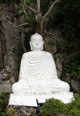 Vietnam  weisse Buddhastatue auf dem Mamorberg bei Danang