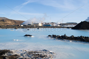 Island  Blick ueber die Blue Lagoon auf das Geothermalkraftwerk bei Grindavik